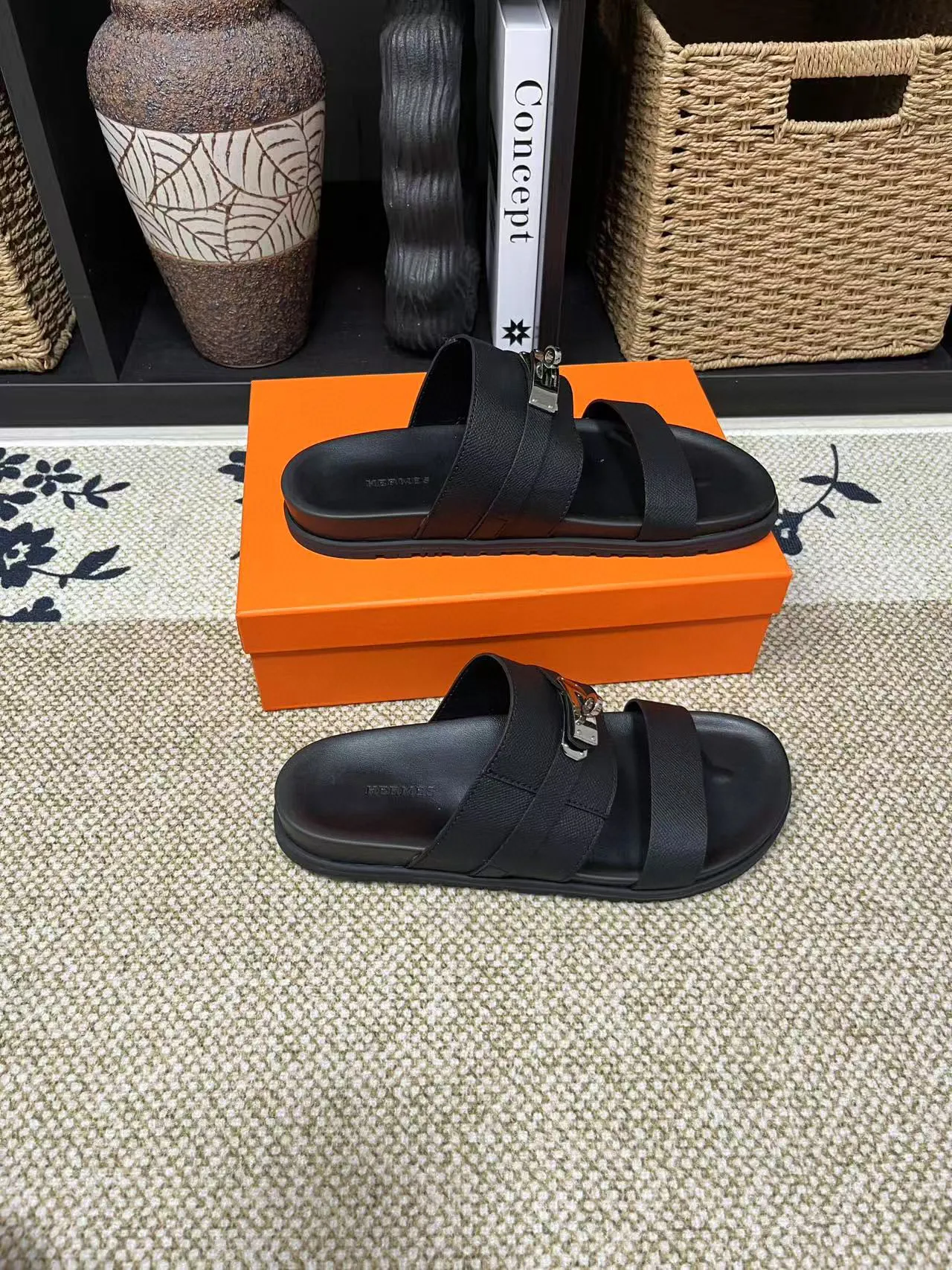 P300 Hermes men's Kazimir slippers - top-quality woven calfskin functional sandals with interwoven uppers inspired by the "H" iconic pattern to create a casual look, perfect for summer. Imported cowhide + cowhide lining + TUP outsole Size: 36-46 couple model